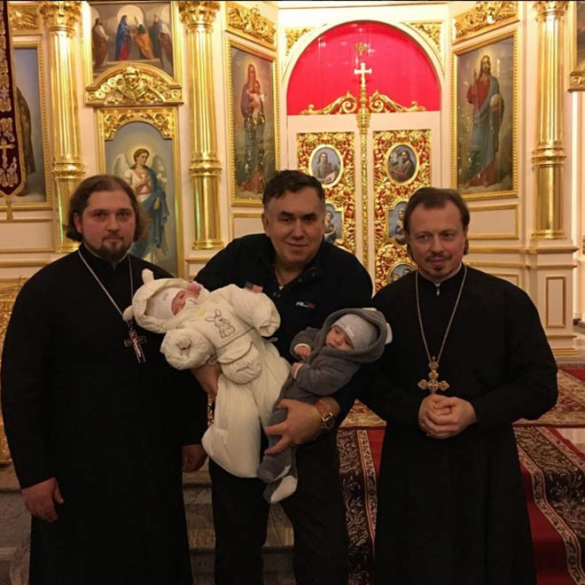 Стас Садальский крестил внучек Стас Садальский крестил внучек