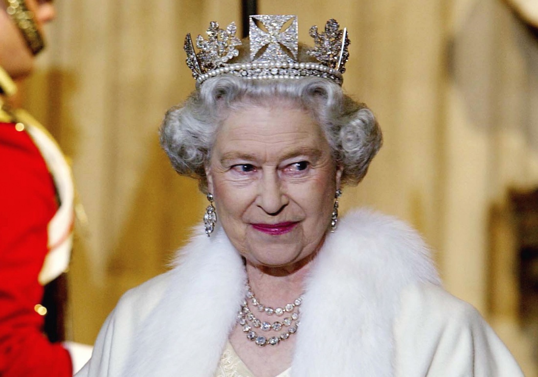 Королева Елизавета 2 в короне