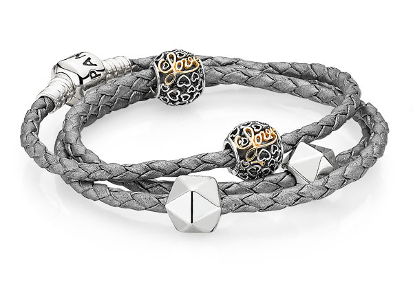Кожаный браслет Pandora, 3100 р.; шарм Pandora, серебро и золото, 4150 р. Кожаный браслет Pandora, 3100 р.; шарм Pandora, серебро и золото, 4150 р.
