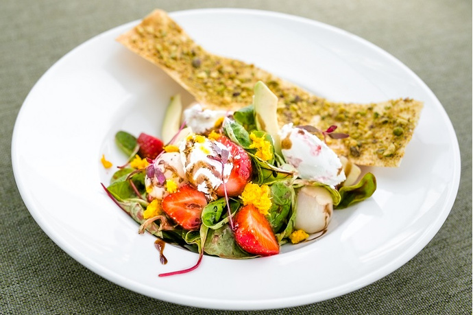 Салат с клубникой и козьим сыром, личи, апельсином и сиропом из токайского вина Салат с клубникой и козьим сыром, личи, апельсином и сиропом из токайского вина летние салаты с фото