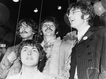 Джон Леннон (John Lennon) с товарищами незадолго до смерти Джон Леннон (John Lennon) с товарищами незадолго до смерти