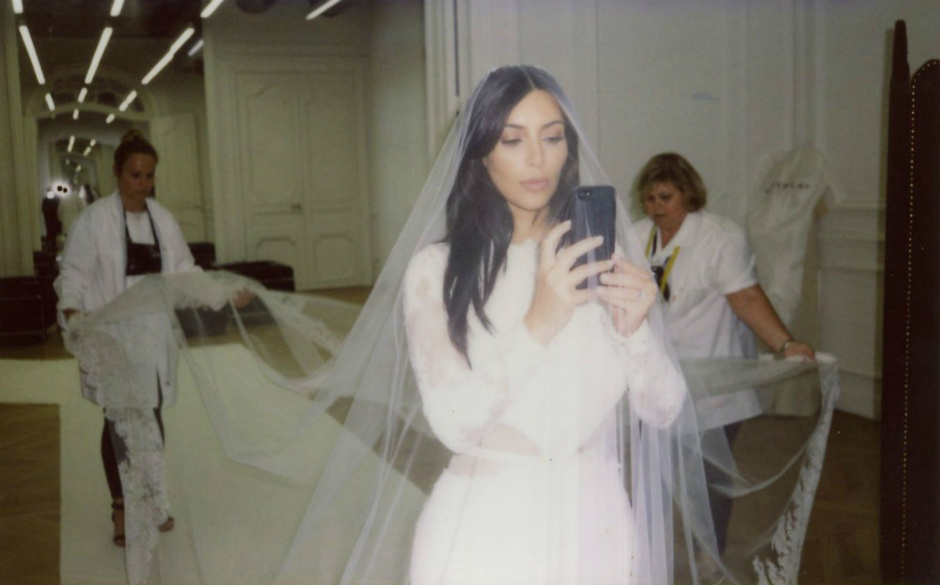 Ким Кардашьян в свадебном платье