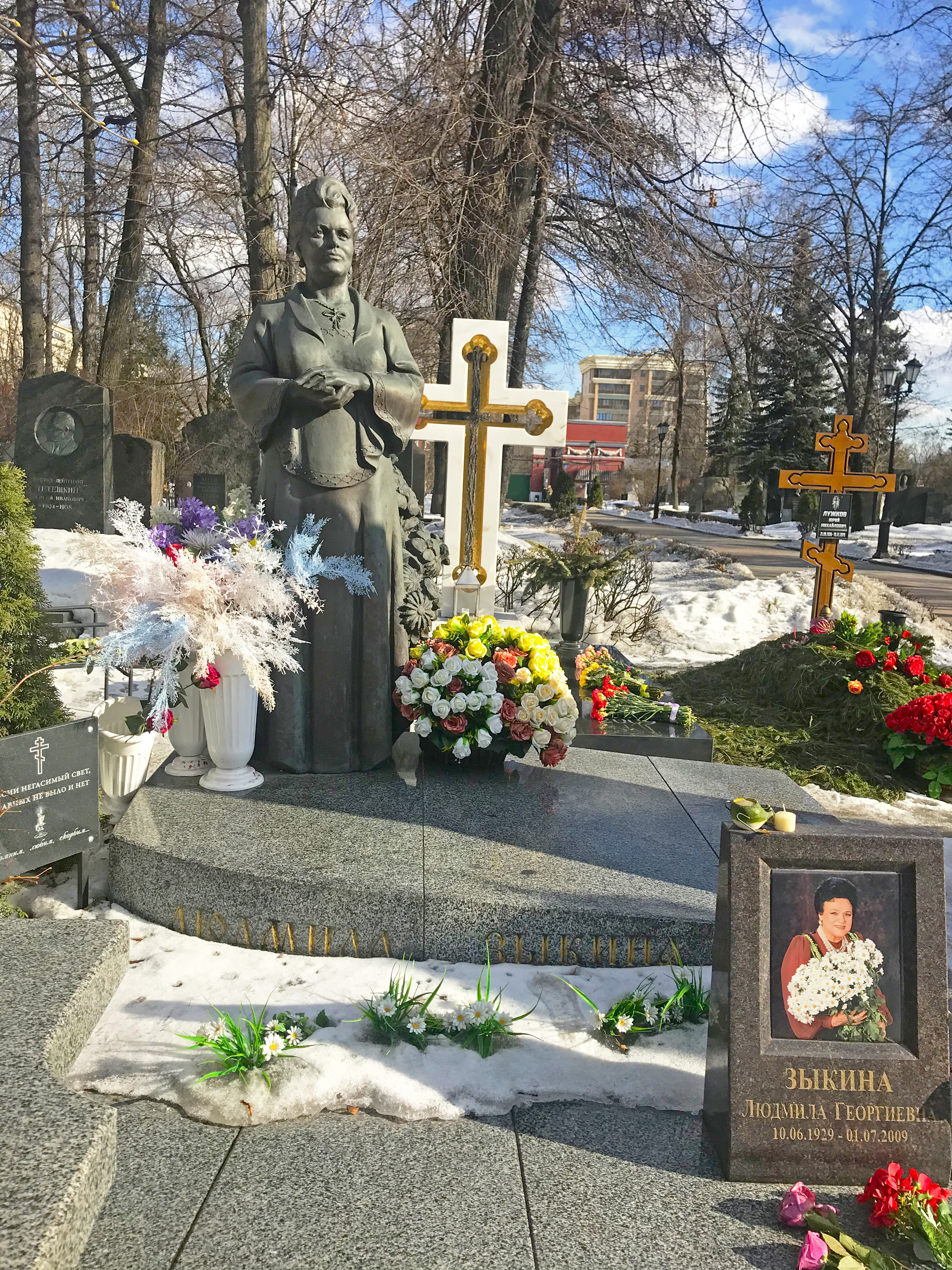 Могила Людмилы Гурченко на Новодевичьем кладбище