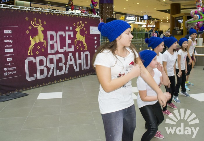 Флешмоб по одновременному вязанию Фестиваль в ТРЦ Акварель Все связано