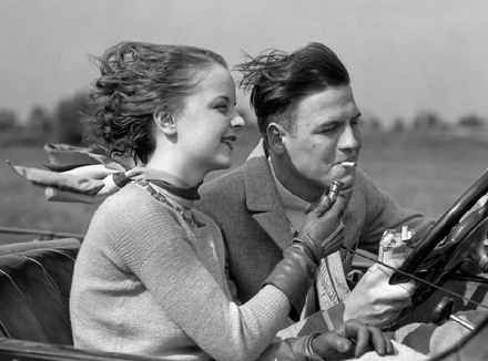 Что выбрать, чтобы не потерять ни одно, ни другое? Мужчина за рулем, 1930 год