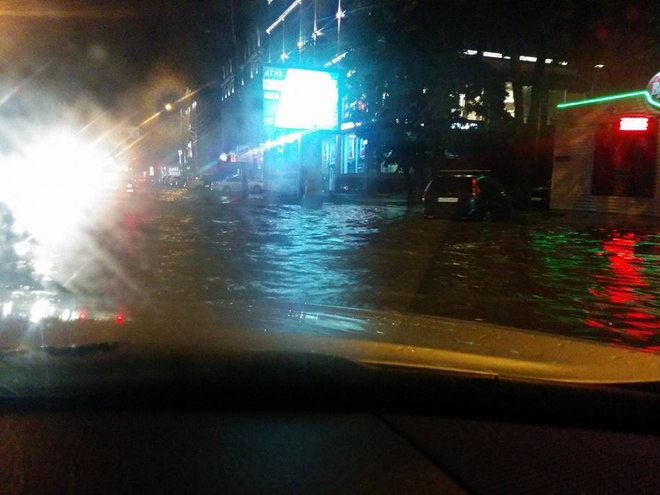 В Краснодаре полуторамесячная норма осадков выпала за полтора часа В Краснодаре полуторамесячная норма осадков выпала за полтора часа
