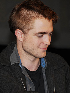 Роберт Паттинсон шокировал журналистов прической. Роберт Паттинсон (Robert Pattinson)