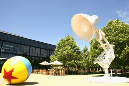 Символ Pixar – настольная лампа Люксо мл. (Luxo Jr.) – впервые появился как персонаж короткометражного мультфильма в 1986-м году. В заставке к каждому мультфильму Люксо прыгает на резиновый мяч, сдувает его и обращает луч света на зрителя. Символ Pixar – настольная лампа Люксо мл. (Luxo Jr.) – впервые появился как персонаж короткометражного мультфильма в 1986-м году. В заставке к каждому мультфильму Люксо прыгает на резиновый мяч, сдувает его и обращает луч света на зрителя.