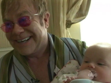 Элтону Джону (Elton John) могут вручить премию «Лучший отец года» Элтону Джону (Elton John) могут вручить премию «Лучший отец года»