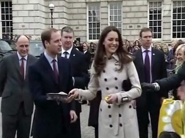 Принц Уильям (Prince William) и Кейт Миддлтон (Kate Middlеton) по британской традиции подбрасывали блины Принц Уильям (Prince William) и Кейт Миддлтон (Kate Middlеton) по британской традиции подбрасывали блины