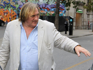 Жерар Депардье (Gérard Depardieu) не смог дождаться открытия туалета в самолете Жерар Депардье (Gérard Depardieu) не смог дождаться открытия туалета в самолете
