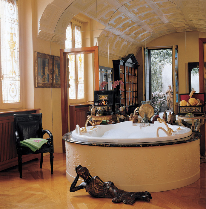 Интерьер ванной комнаты украшают обитые черной кожей кресла Vanitas из Versace Home Collection и бронзовая статуя Будды.