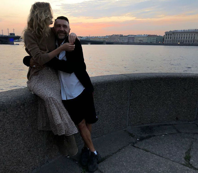 Сергей Шнуров подарил новой жене часы за 1,5 млн рублей