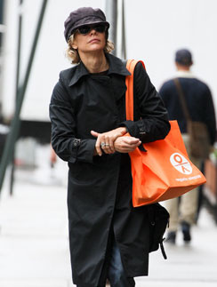 Мэг Райан (Meg Ryan) не стесняется выходить на прогулку с большой сумкой-шопер яркого цвета. Мэг Райан (Meg Ryan) не стесняется выходить на прогулку с большой сумкой-шопер яркого цвета