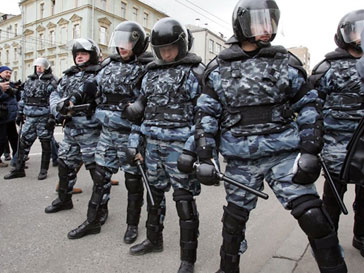 К «Европейскому» стянулись сотрудники ОМОНа К «Европейскому» стянулись сотрудники ОМОНа