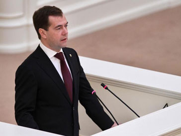 Дмитрий Медведев рассказал в «Твиттере» о танцах с однокурсниками Дмитрий Медведев рассказал в «Твиттере» о танцах с однокурсниками
