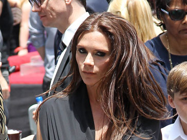Виктория Бекхэм (Victoria Beckham) не может взять свою дочь на руки Виктория Бекхэм (Victoria Beckham) не может взять свою дочь на руки