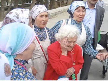 "Бурановские бабушки" познакомились с фанаткой из Германии "Бурановские бабушки" познакомились с фанаткой из Германии