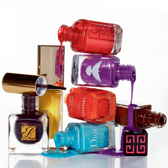 Лаки для ногтей: оттенок 61 Russian Roulette, Essie; оттенок Freedom Electric Purple, Christina Fitzgerald; Le Vernis, оттенок 617 Holiday, Chanel; Vernis Please!, оттенок 179 Delicate Brown, Givenchy; оттенок 401 Saint-Tropez, Dior; оттенок 60 Lemon, Dolce&Gabbana; Pure Color оттенок C5 Chocolate, Estée Lauder.