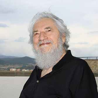 Клаудио Наранхо (Claudio Naranjo), автор фундаментальных трудов по гештальт-терапии. Он же – создатель модели эннеаграммы личности, которая позволяет дать полное и довольно точное описание психологических типов, последователь учения русского мистика Гурджиева, близкий друг Карлоса Кастанеды и внимательный собеседник тибетских духовных наставников.