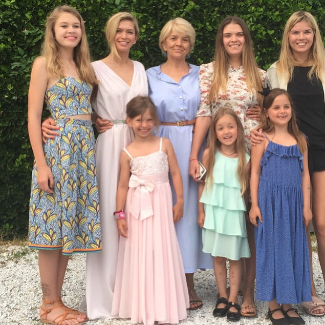 Вера Брежнева с дочерьми Соней (слева) и Сарой (спереди), а также сестрами и мамой