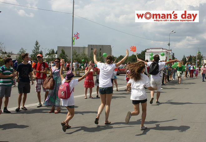 Ура! Есть рекорд! За руки взялось много омичей! Омск, День города