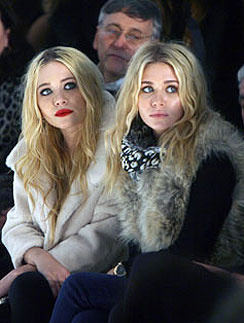 Сестры Олсен привкли к критике. Мэри-Кейт (Mary-Kate Olsen) и Эшли Олсен (Ashley Olsen)