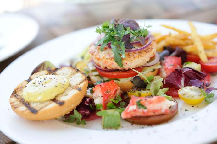 Бургер с камчатским крабом и соусом беарнез 