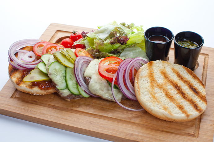 Рецепт бургера из ягнятины с листьями салата, заправленными оливковым маслом и пармезаном