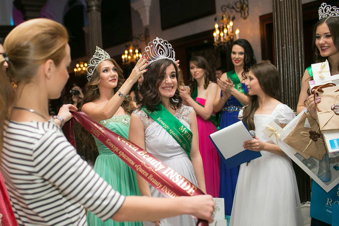 Волнительный момент награждения Queen Beauty INSIDE-2015: конкурс красоты среди беременных 20 фото