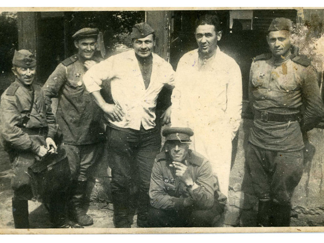 Дед Гриша (второй справа) кормил на войне и солдат, и генералов. 1945 г. Дед Гриша (второй справа) кормил на войне и солдат, и генералов. 1945 г.