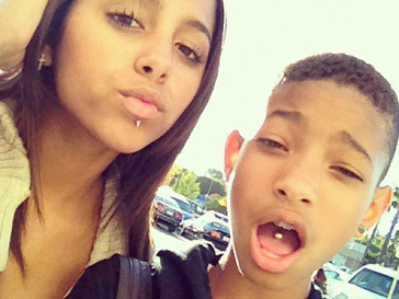 Уиллоу Смит (Willow Smith) с подругой демонстрируют свой пирсинг Уиллоу Смит (Willow Smith) с подругой демонстрируют свой пирсинг