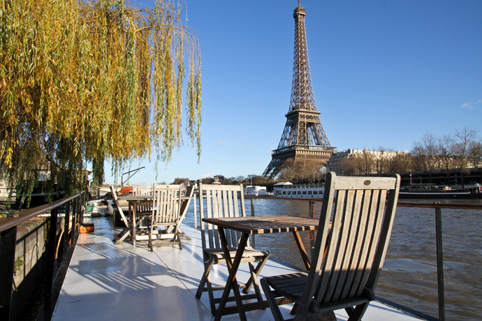 Лодка у Эйфелевой башни, Париж, Франция