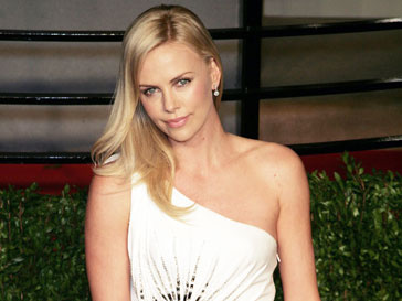Шарлиз Терон (Charlize Theron) встречается с бывшим Скарлетт Йоханссон Шарлиз Терон (Charlize Theron) встречается с бывшим Скарлетт Йоханссон