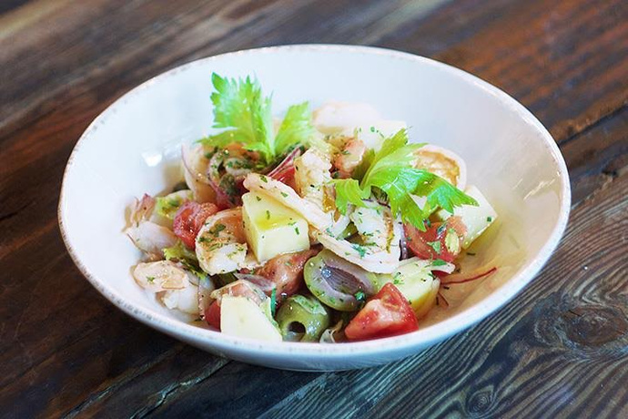 Каталонский салат с креветками, картофелем, луком, сельдереем и помидорами Каталонский салат с креветками, картофелем, луком, сельдереем и помидорами летние салаты с фото