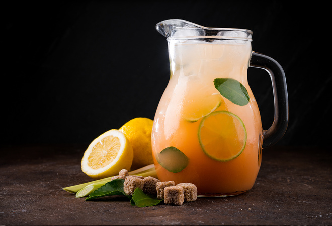 Для борьбы с жаждой домашний лимонад - самый лучший вариант