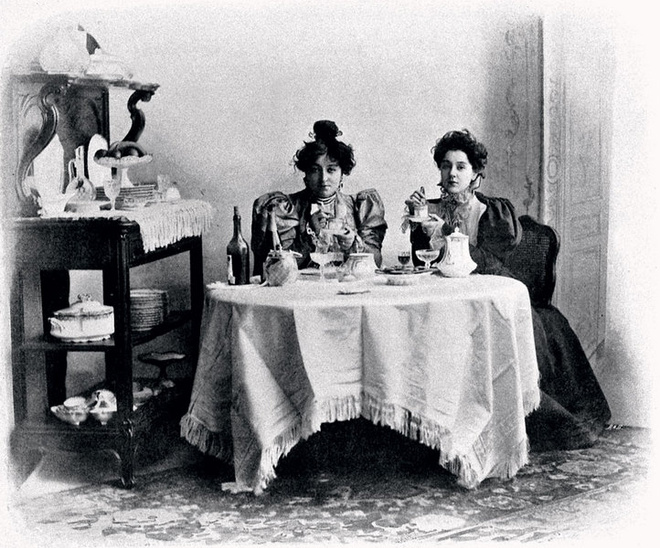 Старинная французская открытка «Женщины за столом» . 1895 год. Старинная французская открытка «Женщины за столом» . 1895 год.