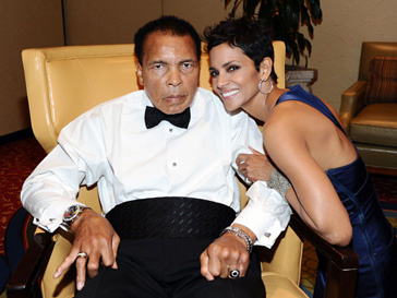 Мохаммед Али (Muhammad Ali) и Халле Берри (Halle Berry) на благотворительном вечере в Фениксе Мохаммед Али (Muhammad Ali) и Халле Берри (Halle Berry) на благотворительном вечере в Фениксе