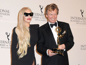Леди ГаГа (Lady GaGa) пришла поддержать своего друга продюсера Найджела Литгоу (Nigel Lythgoe) Леди ГаГа (Lady GaGa) пришла поддержать своего друга продюсера Найджела Литгоу (Nigel Lythgoe)