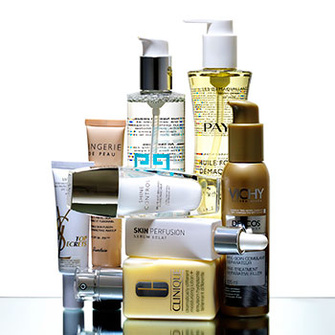 Защитный экран UV Shield, Yves Saint Laurent; BB-крем 5 в 1 Lingerie de Peau, Guerlain; мицеллярная вода 3 в 1 Skin Drink, Givenchy; масло для снятия макияжа 2 в 1 Huile Fondante Démaquillante, Payot; матирующая и освежающая пудра-дымка для лица 2 в 1 Shine Control, Guerlain; сыворотка для сияния кожи Skin Perfusion, Filorga; увлажняющий лосьон 2 в 1, укрепляющий защитный барьер кожи, Dramatically Different Moisturizing Lotion+, Clinique; пре-сыворотка для волос, которая используется между шампунем и кондиционером, Dercos Instant Filler, Vichy.