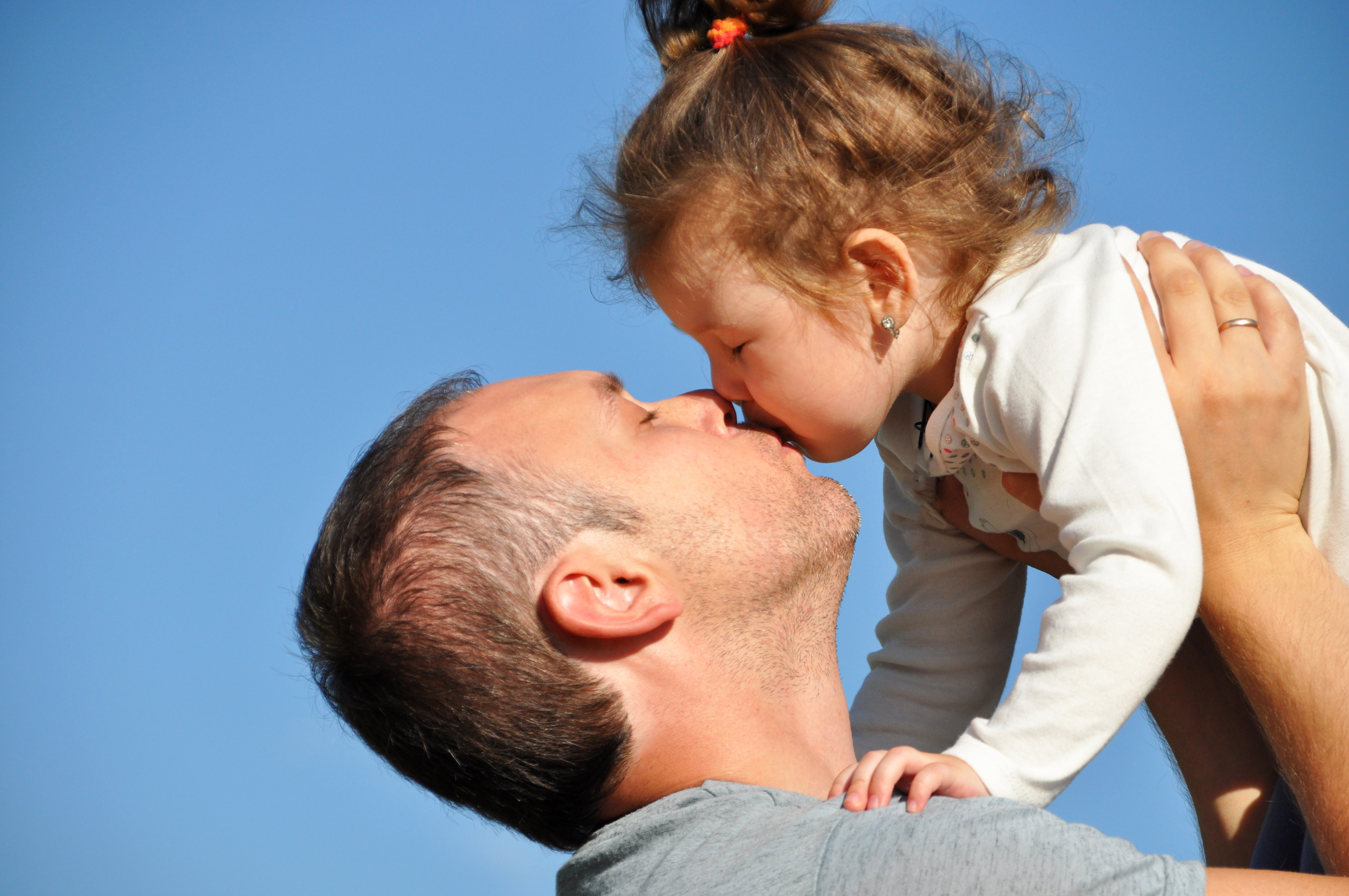 Папа целует ребенка