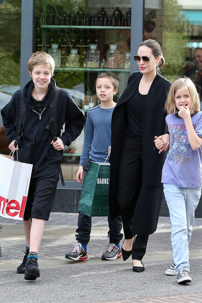 Похорошела: Джоли выглядит как сестра своих детей