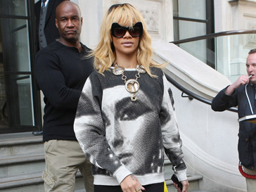 Рианна (Rihanna) в свитере из коллекции TopShop Unique сезона весна-лето 2012 Рианна (Rihanna) в свитере из коллекции TopShop Unique сезона весна-лето 2012