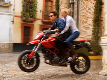 В фильме "Рыцарь дня" Том Круз виртуозно управляет байком Том Круз, Tom Cruise, Рыцарь дня