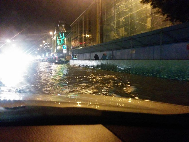В Краснодаре полуторамесячная норма осадков выпала за полтора часа В Краснодаре полуторамесячная норма осадков выпала за полтора часа