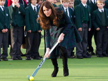 Кейт Миддлтон (Kate Middleton) не боится испачкать наряд от знаменитого дизайнера Кейт Миддлтон (Kate Middleton) не боится испачкать наряд от знаменитого дизайнера