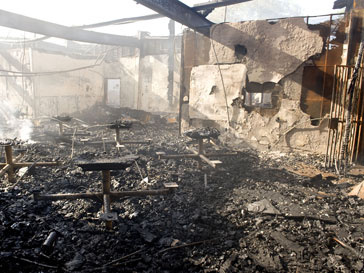 Вид разрушенного огнем здания Вид разрушенного огнем здания