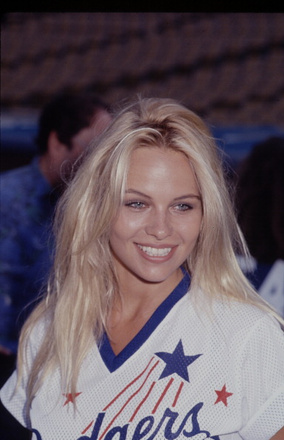 Памела Андерсон в 1990 году.