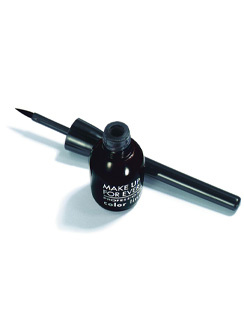Используем подводку Color liner №1, Make Up For Ever.