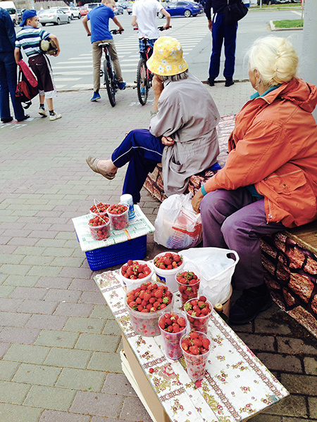 Бабушки торгуют где купить ягоды